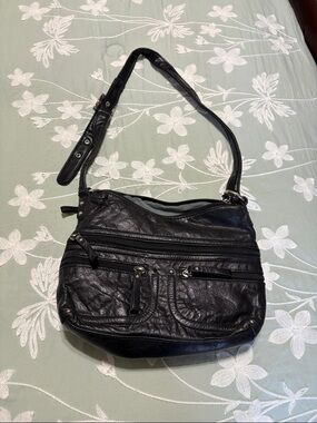 Classic Black Leather Shoulder Bag - Women's Carryall Pielino